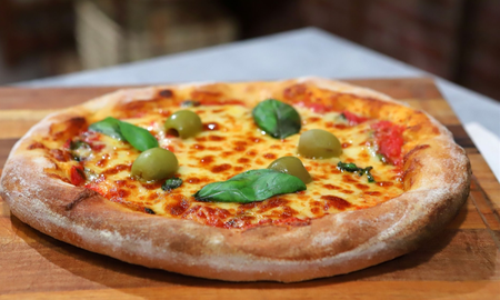 Pizza a la piedra: la receta fácil y con pocos ingredientes para hacer en casa Pizza a la piedra: la receta fácil y con pocos ingredientes para hacer en casa