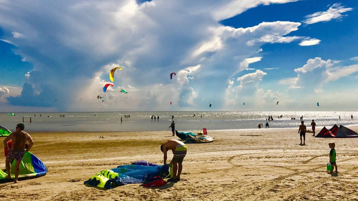 San Clemente de Tuyú se encuentra repleta de atractivos tanto naturales como culturales, los cuales invitan a los turistas a la aventura. San Clemente de Tuyú se encuentra repleta de atractivos tanto naturales como culturales, los cuales invitan a los turistas a la aventura.