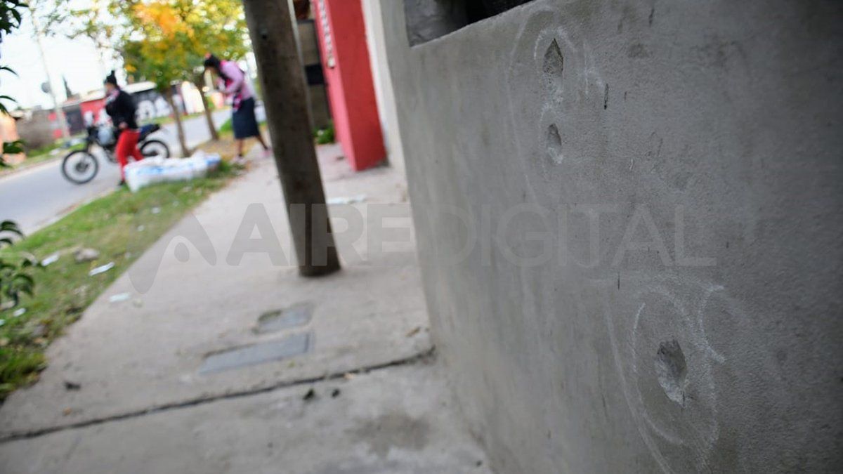 Los investigadores buscan establecer si los atacantes abrieron fuego contra la fachada de la vivienda o si el blanco era la víctima.