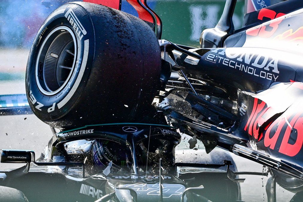 Max Verstappen recibió una penalización por la maniobra que puso en riesgo a Lewis Hamilton en el GP de Monza