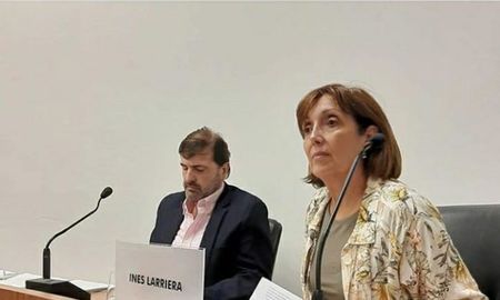 La concejala Inés Larriera presentó el pedido a Emilio Jatón, junto a su par de bancada, Carlos Pereira. La concejala Inés Larriera presentó el pedido a Emilio Jatón, junto a su par de bancada, Carlos Pereira.