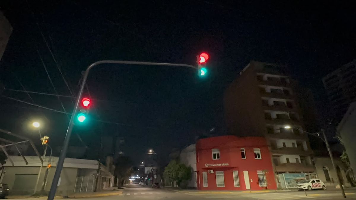 Por momentos, uno de los semáforos presenta ambas luces prendidas: la roja y la verde.