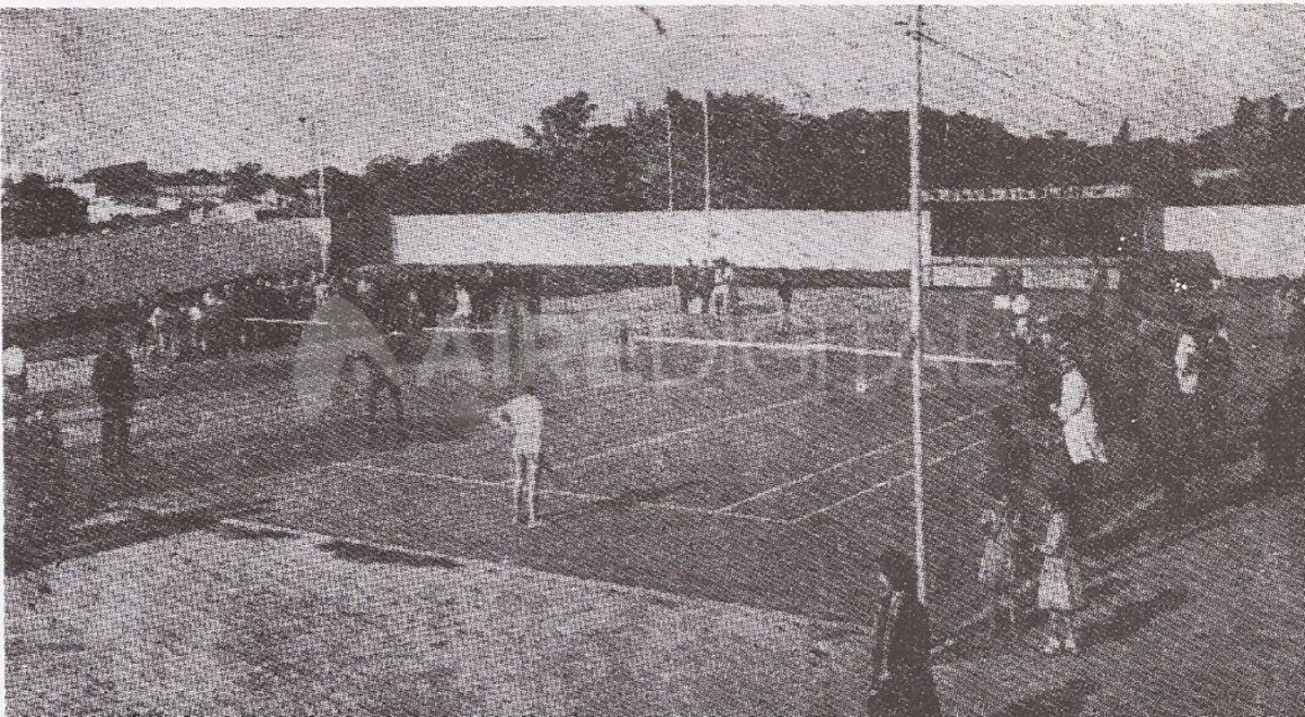 Las viejas canchas de tenis criollo fueron inauguradas el 14 de mayo de 1949. Una postal de la acción deportiva en aquella época. Las viejas canchas de tenis criollo fueron inauguradas el 14 de mayo de 1949. Una postal de la acción deportiva en aquella época.