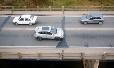 Tal como estaba previsto, Vialidad Nacional inició este jueves por la mañana los estudios en los apoyos y juntas del Puente Carretero de la Ruta Nacional Nº 11. Tal como estaba previsto, Vialidad Nacional inició este jueves por la mañana los estudios en los apoyos y juntas del Puente Carretero de la Ruta Nacional Nº 11.