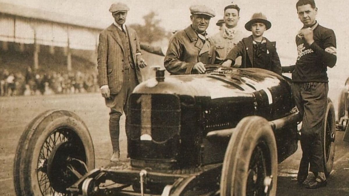 El 19 de octubre de 1924, Antonio Ascari ganó el GP de Italia, en el circuito de Monza, con un Alfa Romeo P2. A su izquierda está si hijo Alberto; entre ellos, con sus antiparras en el cuello, posa Enzo Ferrari y, en el extremo derecho de la imagen, se ubica el mecánico Giulio Ramponi. El 19 de octubre de 1924, Antonio Ascari ganó el GP de Italia, en el circuito de Monza, con un Alfa Romeo P2. A su izquierda está si hijo Alberto; entre ellos, con sus antiparras en el cuello, posa Enzo Ferrari y, en el extremo derecho de la imagen, se ubica el mecánico Giulio Ramponi.