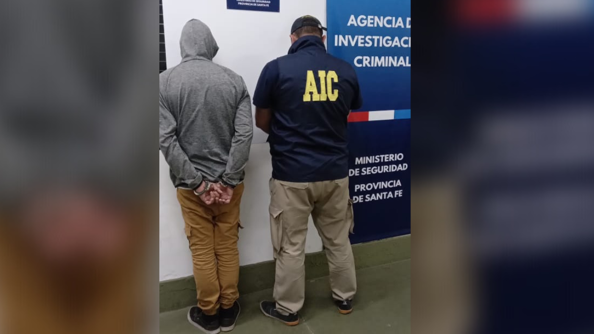 &nbsp;Pablo Andres R., de 39 años, junto a su abogado, se presentó como involucrado en el doble crimen ocurrido en Bermudez y Juan Pablo II, barrio Las Flores.