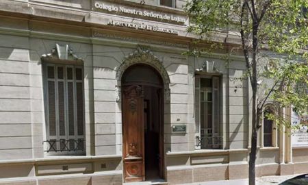 Efectivos policiales y autoridades del colegio Nuestra Señora de Luján reforzaron la vigilancia en el ingreso tras las reiteradas amenazas de tiroteo. Efectivos policiales y autoridades del colegio Nuestra Señora de Luján reforzaron la vigilancia en el ingreso tras las reiteradas amenazas de tiroteo.
