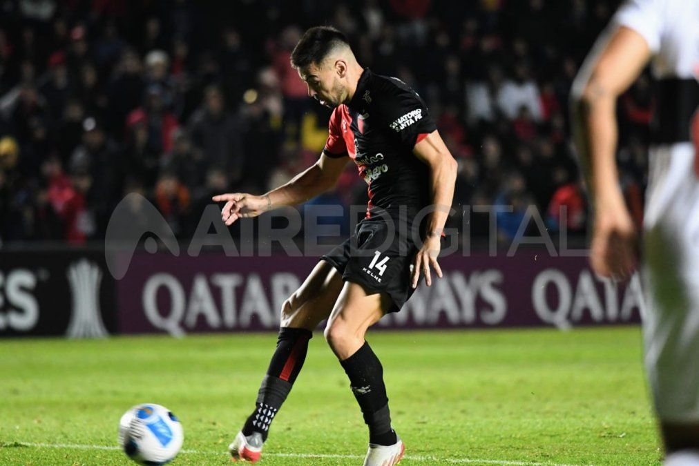 Federico Lértora abre el pie para darle con la cara interna y acomodar la pelota contra un palo para poner el 1-1 entre Colón y Olimpia.