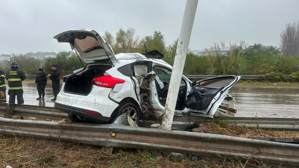 El vehículo quedó destruido tras protagonizar el fuerte accidente en la Circunvalación Oeste. El vehículo quedó destruido tras protagonizar el fuerte accidente en la Circunvalación Oeste.