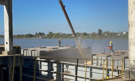 Partieron más de 20 mil toneladas de soja desde el Puerto de Santa Fe. Partieron más de 20 mil toneladas de soja desde el Puerto de Santa Fe.