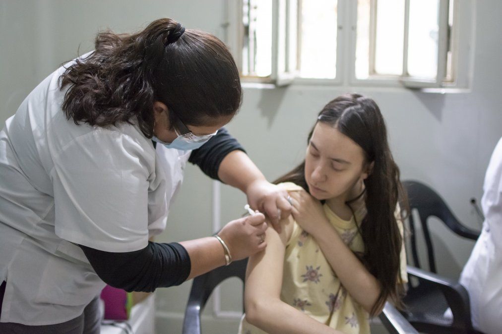 Se trata de 230 personas alojadas en la red pública y 160 en la red privada que comenzaron a ser vacunadas contra el coronavirus.