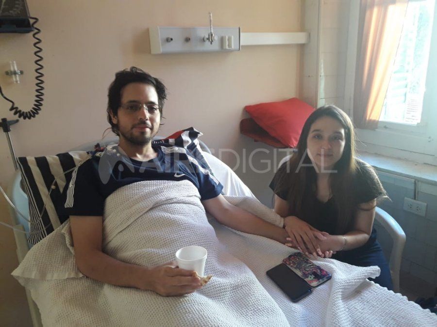 Gabriel Otte junto a su novia Joana Priscila Ayala en el Hospital Cullen