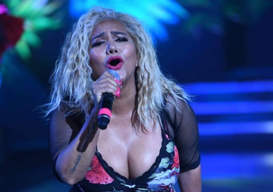 A la Bomba no le gustó el vestido que le pusieron.