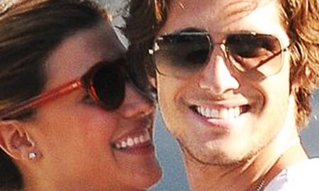 “Michelle es una tipaza. Muy guapa, muy buena onda. La acabo de conocer allá (por Los Ángeles). Nos estamos conociendo, pero no me pela, espero me den tips”, confesó luego el actor quien por entonces no tenía noción de que iba a ponerse en la piel del músico años más tarde. “Michelle es una tipaza. Muy guapa, muy buena onda. La acabo de conocer allá (por Los Ángeles). Nos estamos conociendo, pero no me pela, espero me den tips”, confesó luego el actor quien por entonces no tenía noción de que iba a ponerse en la piel del músico años más tarde.