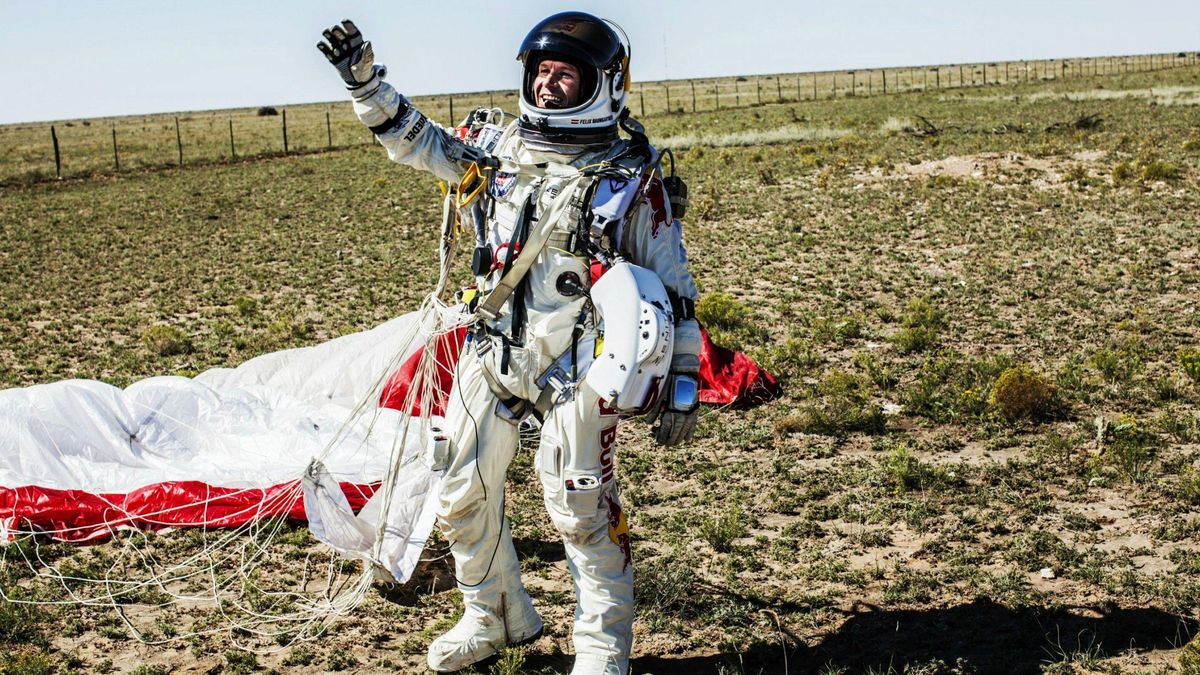 El salto de Baumgartner desde la estratósfera también estableció un récord de ocho millones de personas sintonizadas simultáneamente en YouTube para verlo. La audiencia habría sido aún más grande pero, la demanda fue tal, que excedió las capacidades del servidor de dicha plataforma. El salto de Baumgartner desde la estratósfera también estableció un récord de ocho millones de personas sintonizadas simultáneamente en YouTube para verlo. La audiencia habría sido aún más grande pero, la demanda fue tal, que excedió las capacidades del servidor de dicha plataforma.