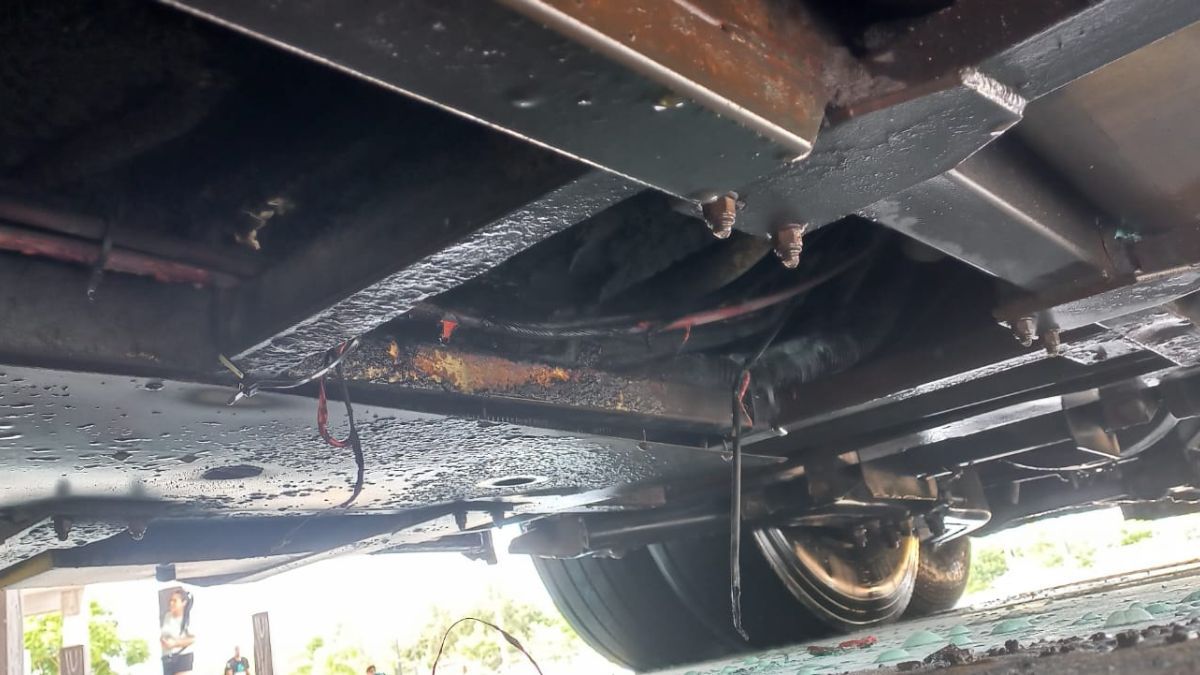 El fuego se inició en la parte baja de un micro que estaba estacionado en la Terminal de Vera.&nbsp;