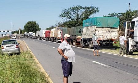 Transportistasautoconvocados en Córdoba flexibilizaron los cortes. En Santa Fe el gobiernoprovincial ordenó levantar los que se realicen en territoriosantafesino. Transportistasautoconvocados en Córdoba flexibilizaron los cortes. En Santa Fe el gobiernoprovincial ordenó levantar los que se realicen en territoriosantafesino.