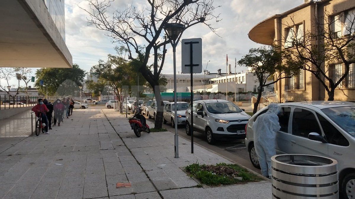Largas filas en el Cemafé por los hisopados diarios que se realizan ahí.
