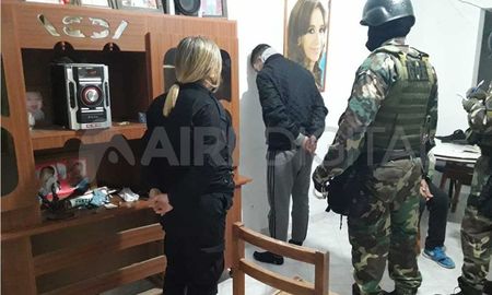 P.E.D. de 29 años fue detenido en su casa por los efectivos de la Seccional Cuarta con el apoyo del Grupo de Operaciones Especiales P.E.D. de 29 años fue detenido en su casa por los efectivos de la Seccional Cuarta con el apoyo del Grupo de Operaciones Especiales