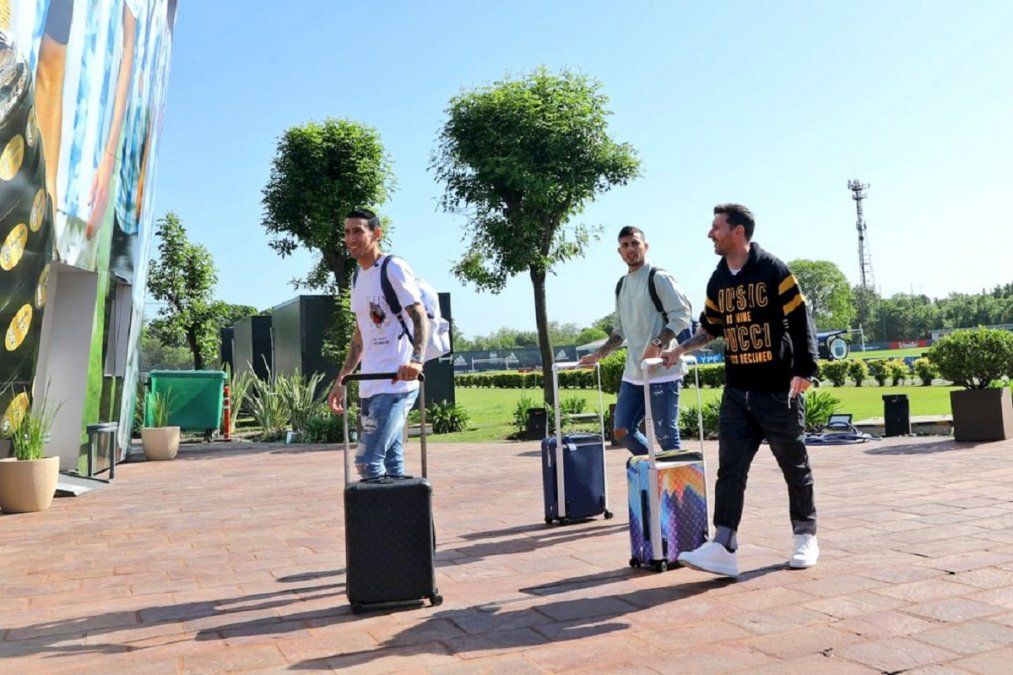 Messi junto a Paredes y Dimaria llegando al predio de la Selección Argentina en Ezeiza.