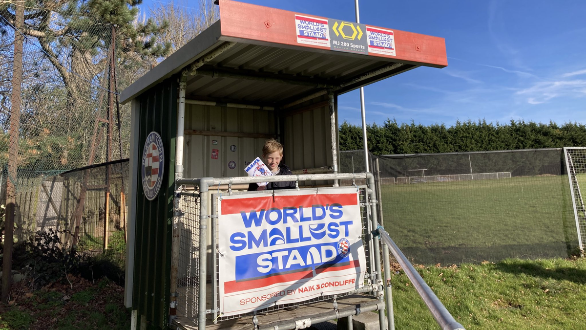 Este es el equipo de Inglaterra con la tribuna de fútbol más chica del mundo