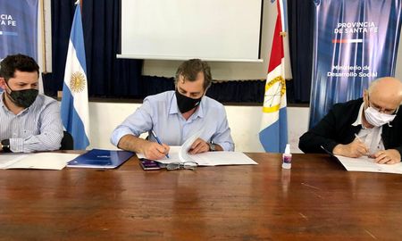El Gobierno de Santa Fe, a través del Ministerio de Desarrollo Social, firmó cuatro convenios con el Movimiento Los Sin Techo que implican una inversión total de 2.452.000 pesos por parte del estado santafesino. El Gobierno de Santa Fe, a través del Ministerio de Desarrollo Social, firmó cuatro convenios con el Movimiento Los Sin Techo que implican una inversión total de 2.452.000 pesos por parte del estado santafesino.