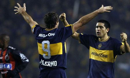 Martín Palermo y Juan Román Riquelme, una dupla explosiva dentro del campo pero una relación desgastada fuera. Martín Palermo y Juan Román Riquelme, una dupla explosiva dentro del campo pero una relación desgastada fuera.