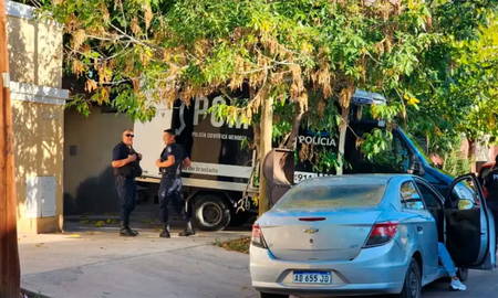 Mendoza: se encontró una nota pidiendo que cuiden a sus hijos, después de que un hombre asesinó a su pareja y luego se quitó la vida. Mendoza: se encontró una nota pidiendo que cuiden a sus hijos, después de que un hombre asesinó a su pareja y luego se quitó la vida.