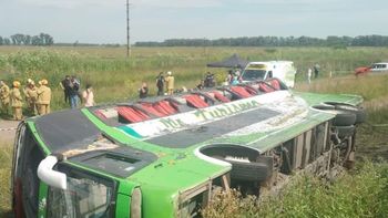 El micro volcó en la Ruta 2, mano hacia Mar del Plata. El micro volcó en la Ruta 2, mano hacia Mar del Plata.