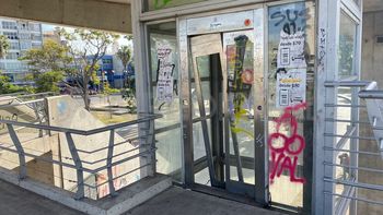 Plaza Alberdi: el ascensor panorámico está sucio, vandalizado y es un peligro 