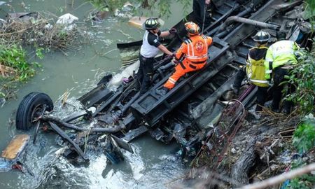 Un colectivo cayó al río en Guatemala y fallecieron más de 50 personas. Un colectivo cayó al río en Guatemala y fallecieron más de 50 personas.