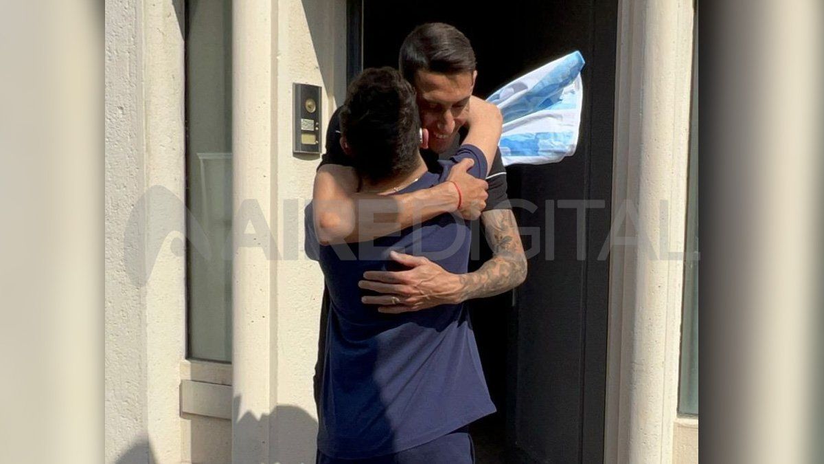 Tomi y Fideo Di María se estrecharon en un fuerte abrazo en Paris. 