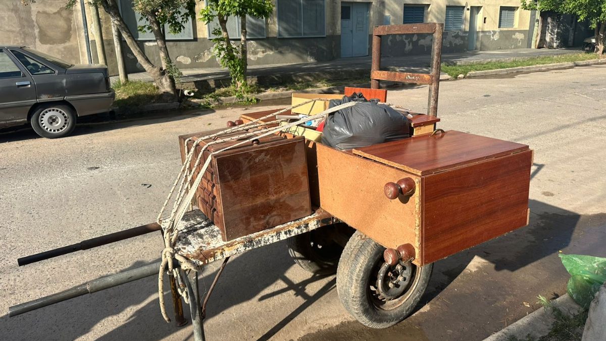 El hombre estaba trasladando un carrito con muebles cuando recibió el balazo en la parte alta de su pierna derecha.