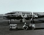 El primer avión de Aerolíneas Argentinas que aterrizó en Sauce Viejo fue un DC-3 Douglas. El primer avión de Aerolíneas Argentinas que aterrizó en Sauce Viejo fue un DC-3 Douglas.