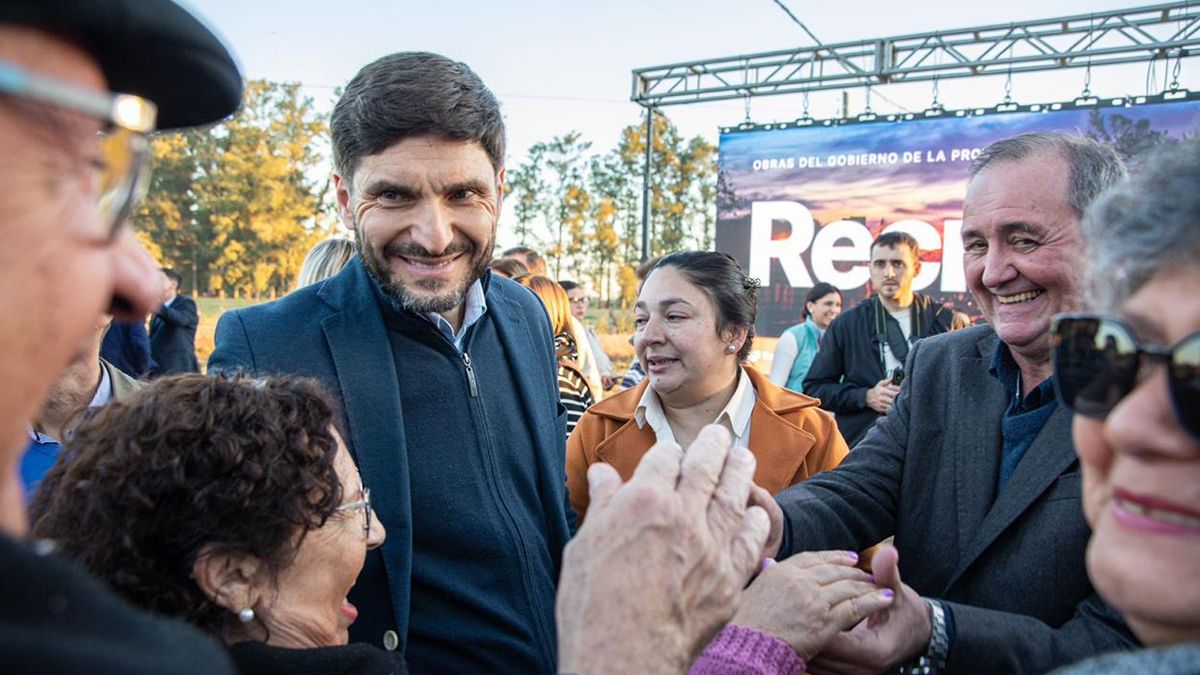 Durante la presentación, Pullaro afirmó que “estamos anunciando muchas obras que queremos materializar pronto para que los vecinos y vecinas las puedan empezar a disfrutar