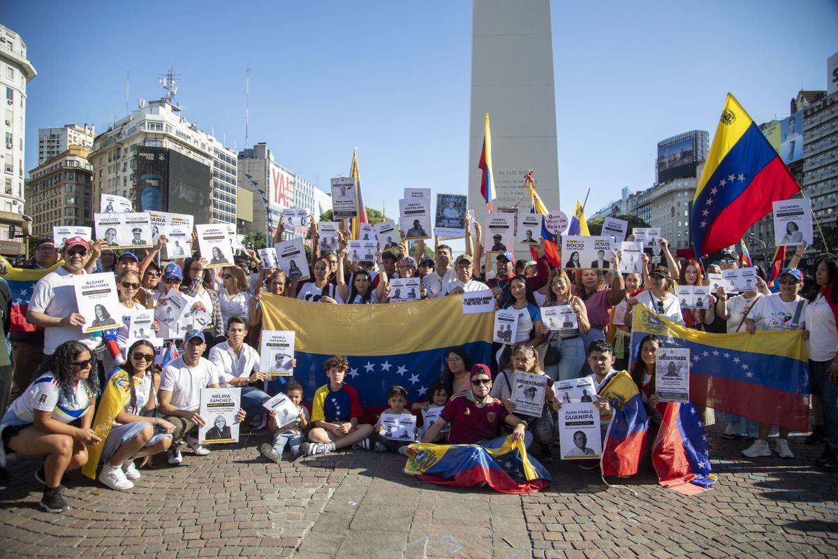 Acto de venezolanos frente al obelisco en apoyo a la intervenci&oacute;n estadounidense.