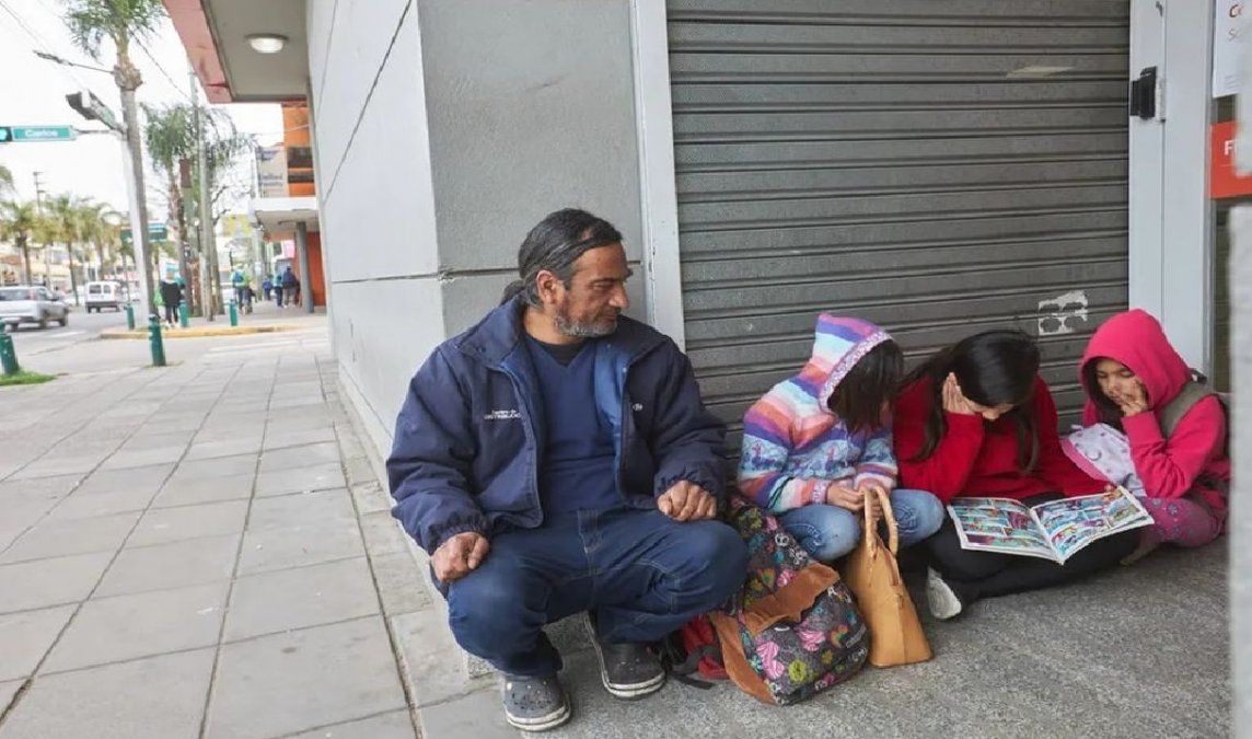 Quedó viudo y con tres hijas: pasan las tardes frente a un banco pidiendo ayuda para llegar a fin de mes