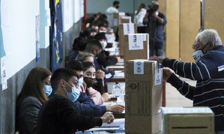 Hasta las 18 hay tiempo de ir a votar en esta elección de medio término que es clave para el oficialismo y la oposición. Hasta las 18 hay tiempo de ir a votar en esta elección de medio término que es clave para el oficialismo y la oposición.
