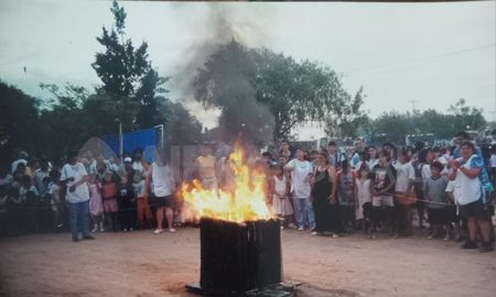 El 23 de diciembre de 2000, los vecinos de Alto Verde quemaron un pequeño rancho simbólico para celebrar que ya no existían viviendas precarias en la ciudad de Santa Fe. (Foto: Los Sin Techo). El 23 de diciembre de 2000, los vecinos de Alto Verde quemaron un pequeño rancho simbólico para celebrar que ya no existían viviendas precarias en la ciudad de Santa Fe. (Foto: Los Sin Techo).