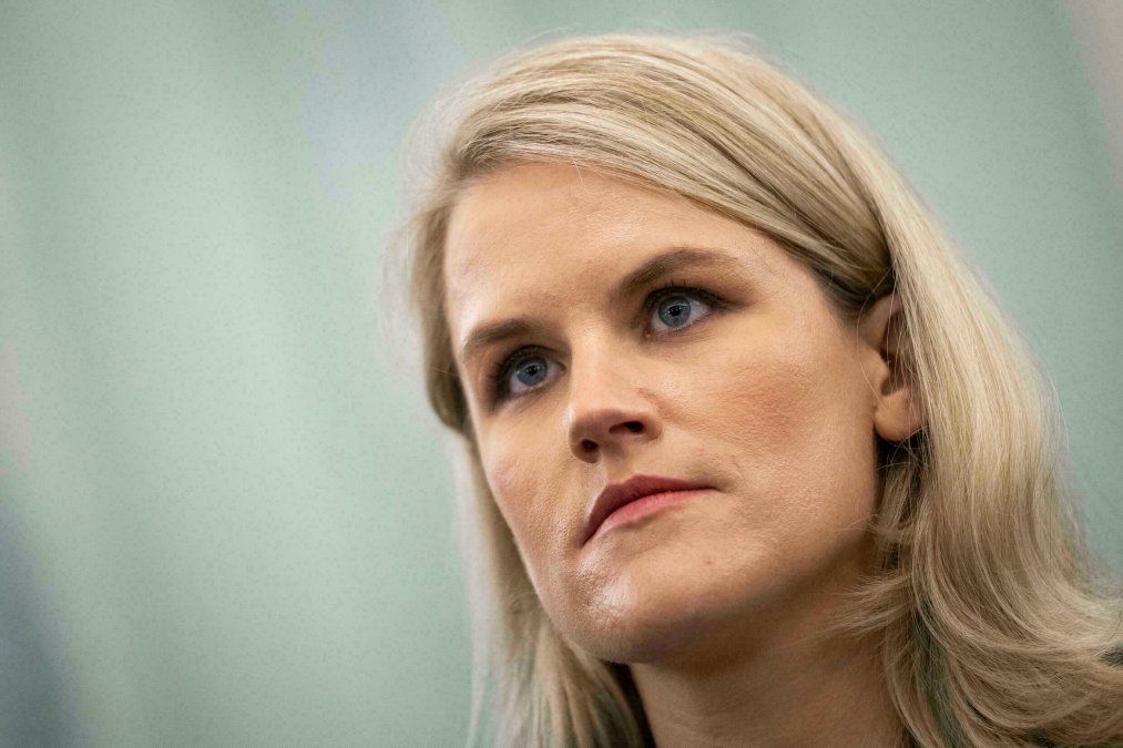 Frances Haugen es una ingeniera de datos y científica estadounidense, gerente de producto y denunciante. Ella reveló decenas de miles de documentos internos de Facebook a la Comisión de Bolsa y Valores y al Wall Street Journal en 2021.