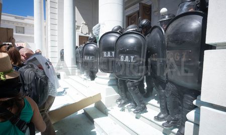 lareforma jubilatoria en Santa Fe se aprobó en medio de piedrazos, palos y gases lacrimógenos, dejando a una personal policial herida en la córnea. lareforma jubilatoria en Santa Fe se aprobó en medio de piedrazos, palos y gases lacrimógenos, dejando a una personal policial herida en la córnea.