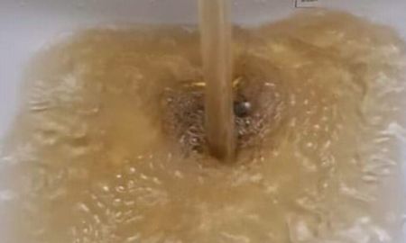 Un oyente de Aire de Santa Fe envió esta foto para mostrar cómo estaba saliendo el agua de red durante el fin de semana. Un oyente de Aire de Santa Fe envió esta foto para mostrar cómo estaba saliendo el agua de red durante el fin de semana.