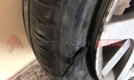 rompio dos cubiertas de su auto gracias a un enorme bache rompio dos cubiertas de su auto gracias a un enorme bache