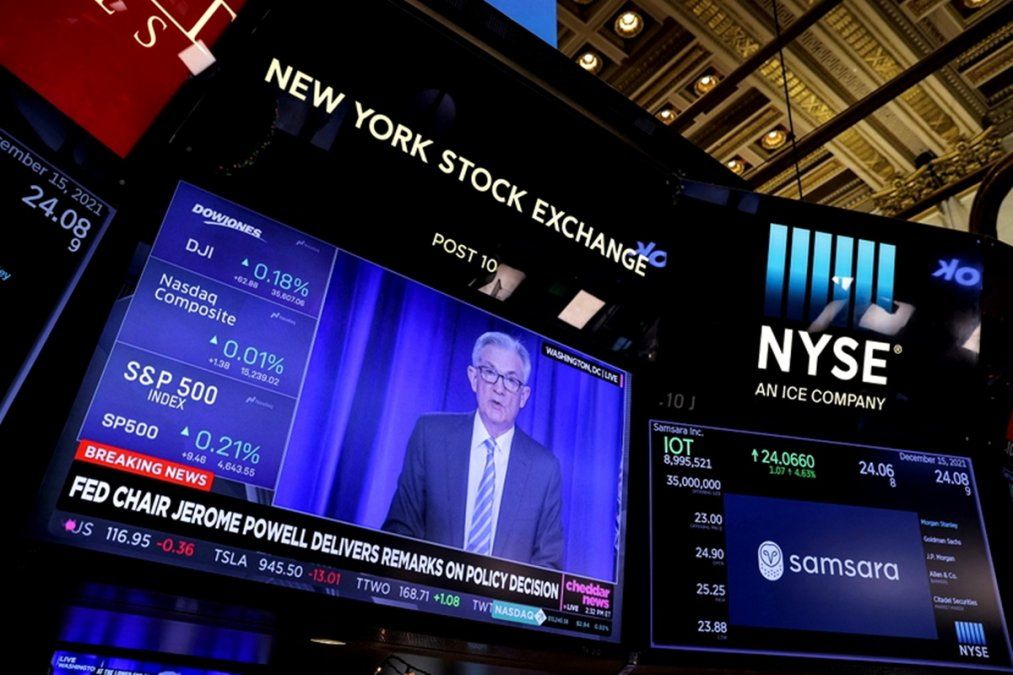 Un monitor de televisión en la sala de negociación de la Bolsa de Nueva York (NYSE
