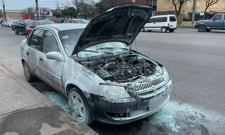 El auto se prendió fuego en Avenida Peñaloza y Regimiento 12 de Infantería. El auto se prendió fuego en Avenida Peñaloza y Regimiento 12 de Infantería.