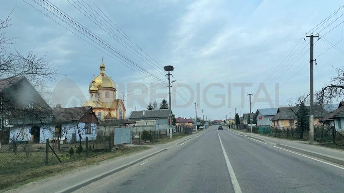 Los ciudadanos se van de Ucrania sin saber cuándo van a poder regresar. En la frontera, las familias se fracturan.