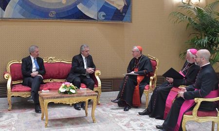 En el Vaticano sobrevuela la idea de no recibir a dirigentes que estén en campaña electoral, una iniciativa que se levemente amenazada con este encuentro. En el Vaticano sobrevuela la idea de no recibir a dirigentes que estén en campaña electoral, una iniciativa que se levemente amenazada con este encuentro.