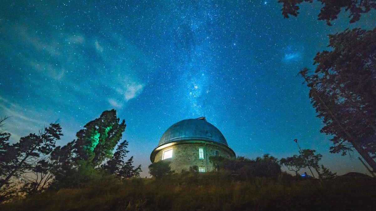 La Estación Astrofísica de Bosque Alegre (Eaba), de noche. Por el fotógrafo Gonzalo Granja. La Estación Astrofísica de Bosque Alegre (Eaba), de noche. Por el fotógrafo Gonzalo Granja.