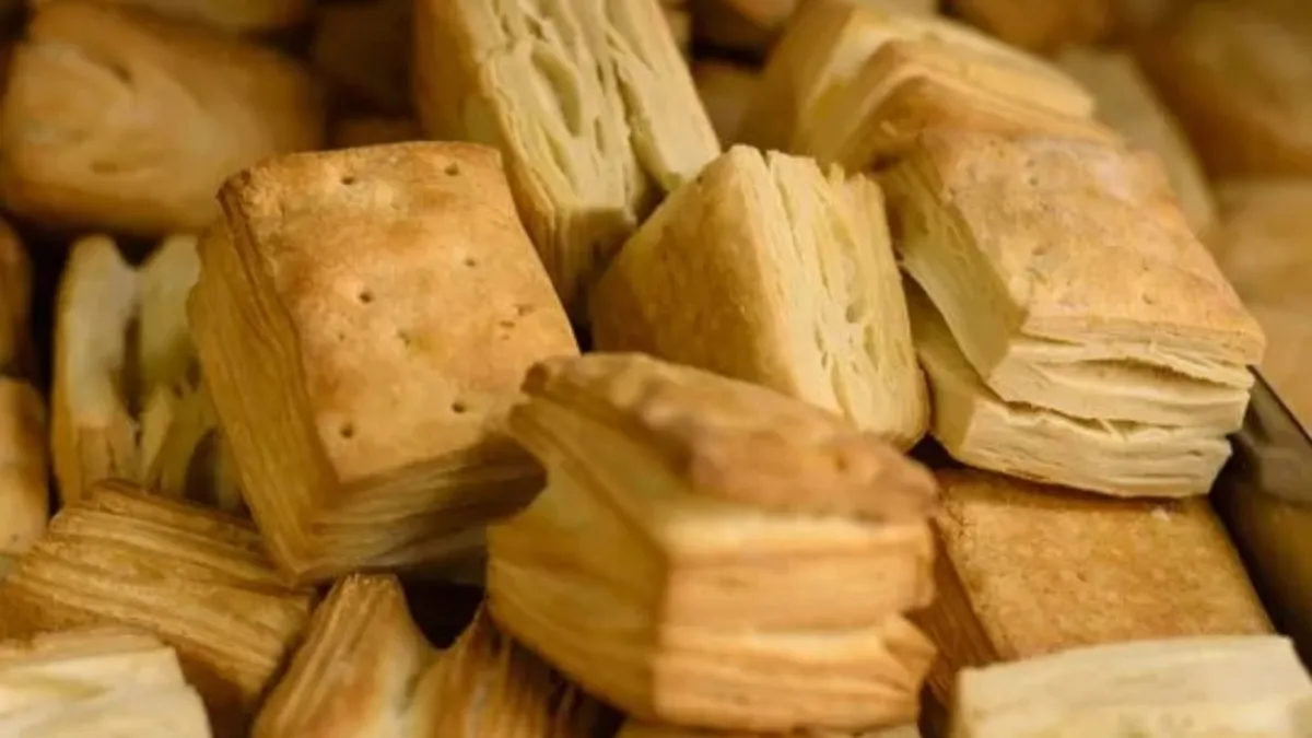 Los criollitos de grasa son una de las versiones más queridas de los famosos bizcochos. Los criollitos de grasa son una de las versiones más queridas de los famosos bizcochos.