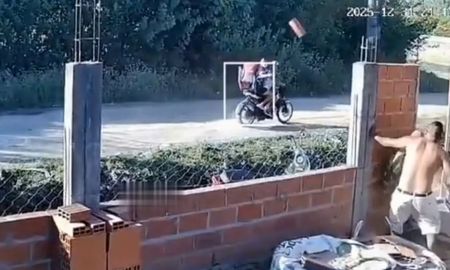 Dos delincuentes disfrazados de repartidores atacaron a albañiles en Virrey del Pino, La Matanza. Dos delincuentes disfrazados de repartidores atacaron a albañiles en Virrey del Pino, La Matanza.